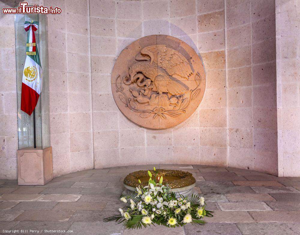 Immagine La bandiera dell'indipendenza messicana nel museo Alhondiga de Granaditas a Guanajuato, Messico. Questo luogo ha ospitato la prima battaglia della guerra per l'indipendenza del Messico nel 1810 - © Bill Perry / Shutterstock.com