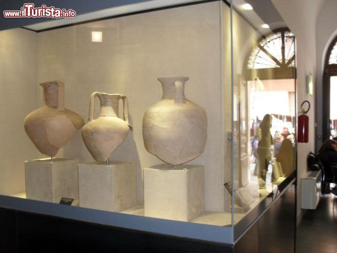 Immagine Il Museo Civico di Ramacca: la struttura ospita una interessante sezione archeologica dove vengono esposti  antichi reperti della zona ad ovest di Catania - © Pro Loco Ramacca