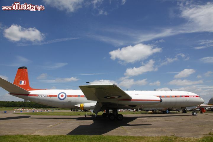 Immagine Aereo d'epoca, del periodo della guerra fredda esposto al Bruntingthorpe Airfield di Leicester, dove trovato un vero museo denominato Cold War Jets - © david muscroft / Shutterstock.com