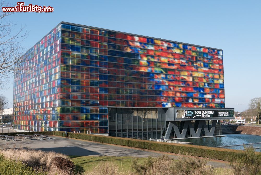 Immagine Museo del Suono e delle Arti Visive a Hilversum, Olanda. Fondato nel 2006, questo interessante edificio noto come Jaap Drupsteen's glass si è aggiudicato importanti premi per l'architettura: ogni vetrata esterna è dedicata alla storia televisiva locale - © Pieter Roovers / Shutterstock.com