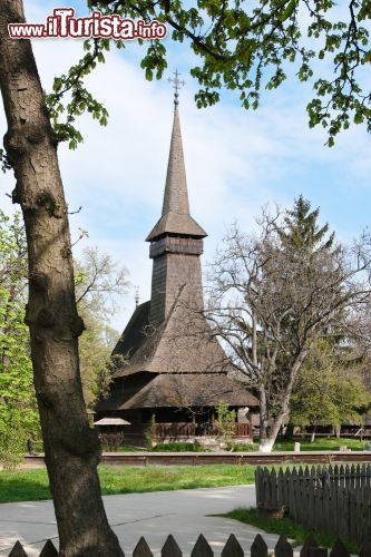 Immagine Il Museo del Villaggio di Bucarest , nei pressi del Lago Herestrău, è un museo a cielo aperto che riproduce un insediamento rurale del passato, con centinaia di abitazioni in legno, malta e pietra, fienili e antiche chiese. A ispirarlo fu il sociologo romeno Dimitrie Gusti © ollirg / Shutterstock.com