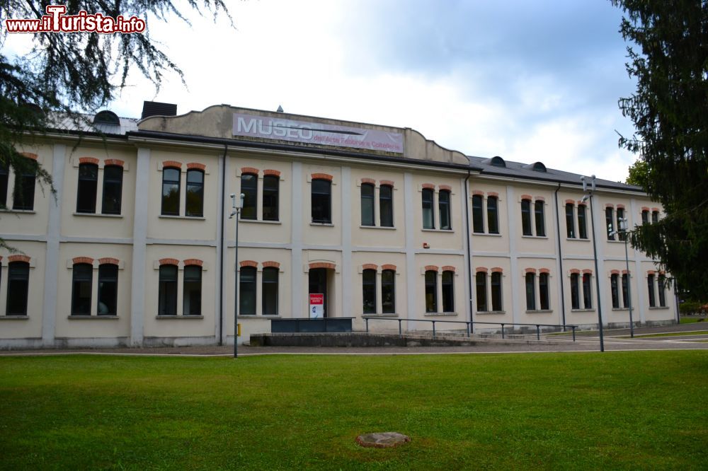 Immagine Dal 1907 al 1972 il Co.Ri.Ca.Ma. produceva coltelli di qualità che esportava in tutto il mondo. Oggi l'edificio accoglie il Museo dell'Arte Fabbrile e delle Coltellerie di Maniago.