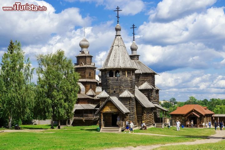 Immagine Museo delle Architetture in legno a Suzdal, Russia - La si può definifire una mostra a cielo aperto di edifici del XIIX° e XIX° secolo realizzati in legno. Si tratta del Museo delle Architetture di Suzdal, una sorta di piccolo villaggio situato ai margini della città sulle rive del Kamenka. Ogni cosa, dalle capanne dei contadini ai mulini a vento sino alla Chiesa della Trasfigurazione, è stata costruita nel 1756 senza l'utilizzo di un solo chiodo in metallo. Il caratteristico edificio religioso può essere visto e ammirato da qualsiasi altura della città © dimbar76 / Shutterstock.com