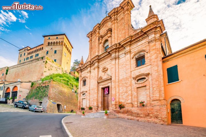 Immagine Museo di Arte Sacra nell'oratorio di San Giusppe a Longiano, Emilia Romagna, Italia. L'edificio religioso in stile barocco venne costruito su richiesta della confraternita di San Giuseppe a ridosso dei bastioni del castello malatestiano.  All'interno ospita reperti di arte sacra - © GoneWithTheWind / Shutterstock.com