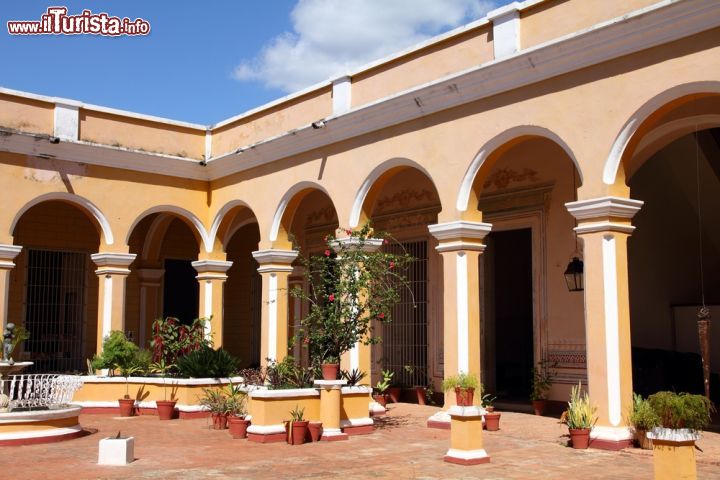 Immagine Il museo di storia municipale di Trinidad, Cuba - Il museo di storia municipale di Trinidad conserva importanti testimonianze della storia della città e della Valle de los Ingenios, indissolubilmente legate all'era delle piantagioni di canna da zucchero e al colonialismo spagnolo ed è situato proprio all'interno di una sontuosa ex casa coloniale, Palacio Cantero, un tempo dimora di una delle famiglie di proprietari terrieri più potenti della zona. - © Tupungato / Shutterstock.com