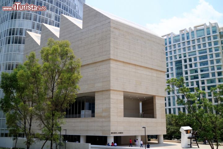 Immagine L'edifico del Museo Jumex, inaugurato nel 2013 nella colonia Granada di Città del Messico. Il museo ospita una delle più importanti collezioni di arte contemporanea in America Latina - foto © Chepe Nicoli / Shutterstock.com