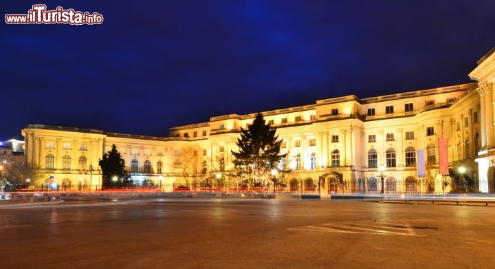 Immagine Il Museo Nazionale d'Arte Rumeno ha sede nell'ex palazzo Reale di Bucarest, in piazza della Rivoluzione, e raccoglie capolavori d'arte medievale e moderna, inizialmente collezionati dalla famiglia di sangue blu © Emi Cristea / Shutterstock.com