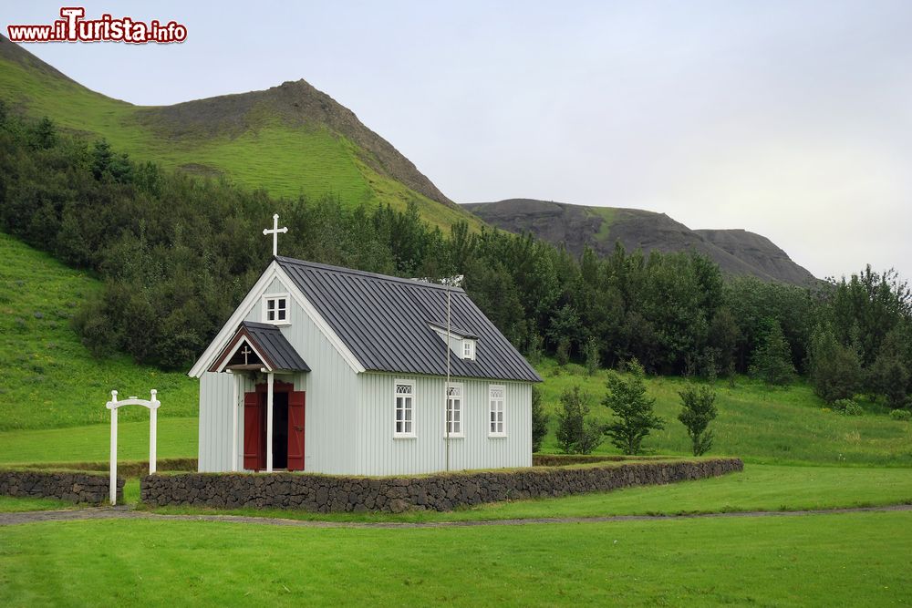 Immagine Museo nazionale della civiltà islandese a Skogar: la graziosa chiesa in legno.