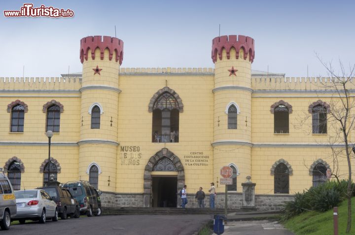 Immagine Museo de los Niños a San José, Costa Rica. La facciata del palazzo che ospita nei suoi locali il museo dei bambini, un centro che dedica attività educative e ricreazionali ai più piccoli - © riekephotos / Shutterstock.com