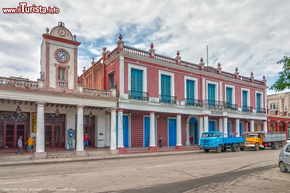 Immagine Museo Provinciale di Storia e torre dell'orologio at Calixto Garcia Park di Holguin, Cuba. Nel 1492 Colombo definì questa località come "uno dei più bei luoghi mai osservati da occhi umani" - © Tony Zelenoff / Shutterstock.com