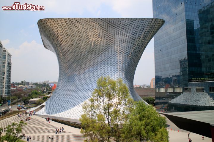 Immagine La futuristica sagoma dell'edificio che ospita il Museo Soumaya, all'interno del quale su trovano oltre 66.000 opere d'arte europea e messicana. La struttura, progettata dall'architetto messicano Fernando Romero, è costata 47 milioni di euro - foto © Chepe Nicoli / Shutterstock.com