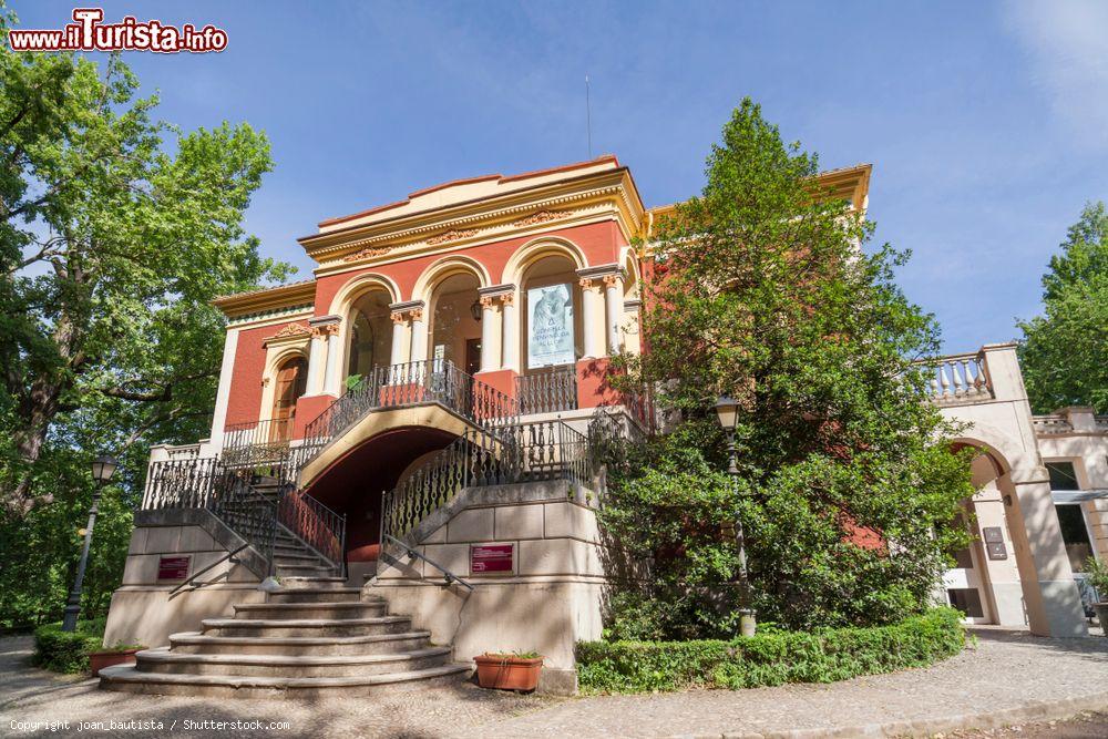 Immagine Il Museo Volcanoes di Olot, Catalogna, Spagna, immerso in un parco pubblico - © joan_bautista / Shutterstock.com