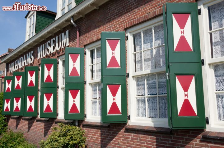 Immagine Volendams Museum, Olanda - Inaugurato ufficialmente nel 1991, questo interessante museo della cittadina olandese è stato allestito per testimoniare ai turisti provenienti da tutto il mondo le tradizioni e la cultura locale. Nei suoi spazi espositivi raccoglie fra l'altro abiti tradizionali e una collezione di sigari. Soprattutto durante le festività, gli abitanti di Volendam indossano i costumi tipici che comprendono un maglione in jersy e pantaloni a sbuffo per gli uomini e vestito a fiori con grembiule a righe e cuffia di pizzo per le donne © HUANG Zheng / Shutterstock.com