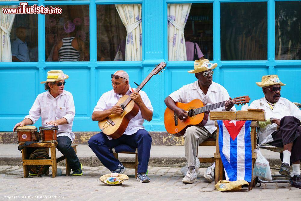 Immagine Musicisti di strada a L'Avana, uno dei simboli di Cuba - © Gil.K / Shutterstock.com