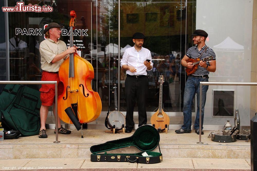 Immagine Musicisti di strada si esibiscono in State Capitol Square a Madison, Wisconsin, USA - © youngryand / Shutterstock.com