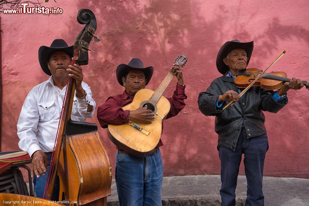 Immagine Musicisti di strada si esibiscono nel patio di un ristorante di San Miguel de Allende, Messico - © Barna Tanko / Shutterstock.com