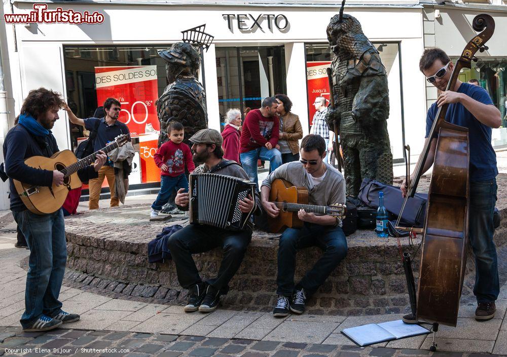 Immagine Musicisti di strada suonano dal vivo vicino a una statua nel centro di Chartres, Francia - © Elena Dijour / Shutterstock.com