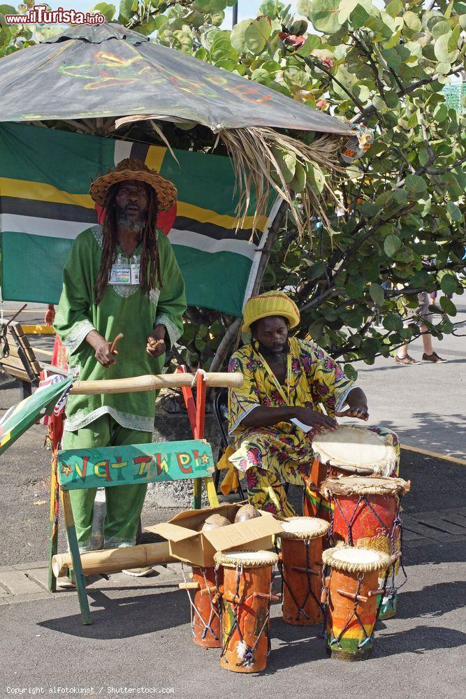 Immagine Musicisti per le strade di Roseau, Dominica. La musica popolare qui ha ispirazioni politico-religiose - © alfotokunst / Shutterstock.com