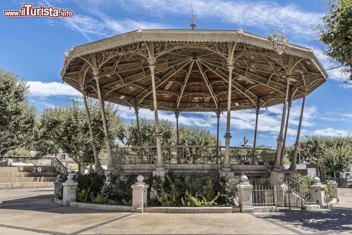 Immagine Musik Kiosk, l'elegante costruzione in stile liberty ospitata nel centro di Cannes, Costa Azzurra.  - © Kiev.Victor/ Shutterstock.com