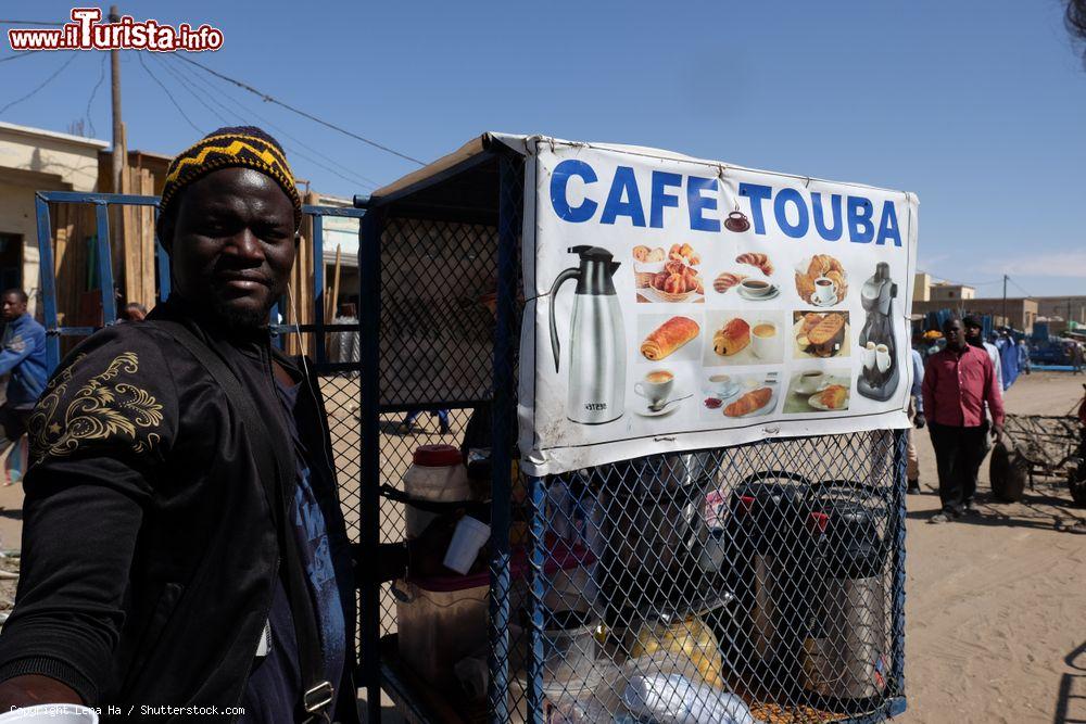 Immagine Un uomo musulmano vende il tipico caffè con spezie in una bancarella lungo la strada a Nouakchott, Mauritania - © Lena Ha / Shutterstock.com