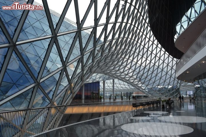 Immagine Interno del My Zeil, l'avveniristico centro commerciale a Francoforte, Germania