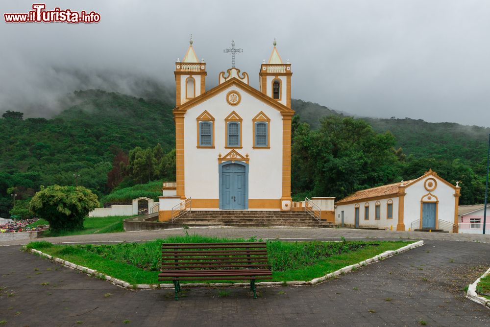 Immagine Una graziosa chiesetta a Ribeirao da Ilha, nei pressi di Florianopolis, Santa Catarina, Brasile. Siamo in una delle località più turistiche di questo territorio.