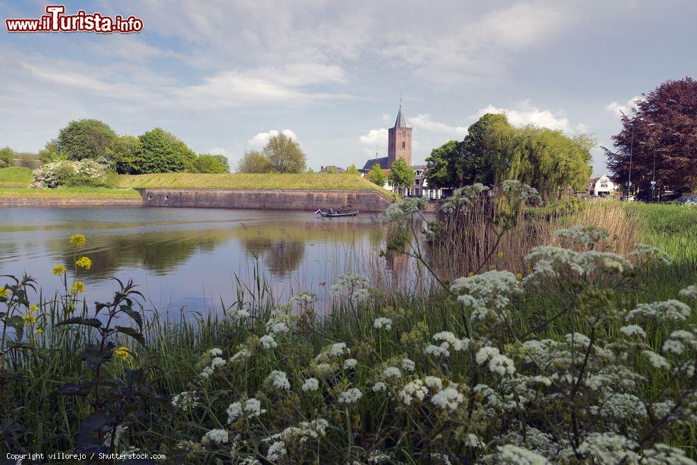 Immagine Naarden, Pasi Bassi: uno scorcio del forte con le mura e il fossato. Questi utlimi sono stati restaurati - © villorejo / Shutterstock.com