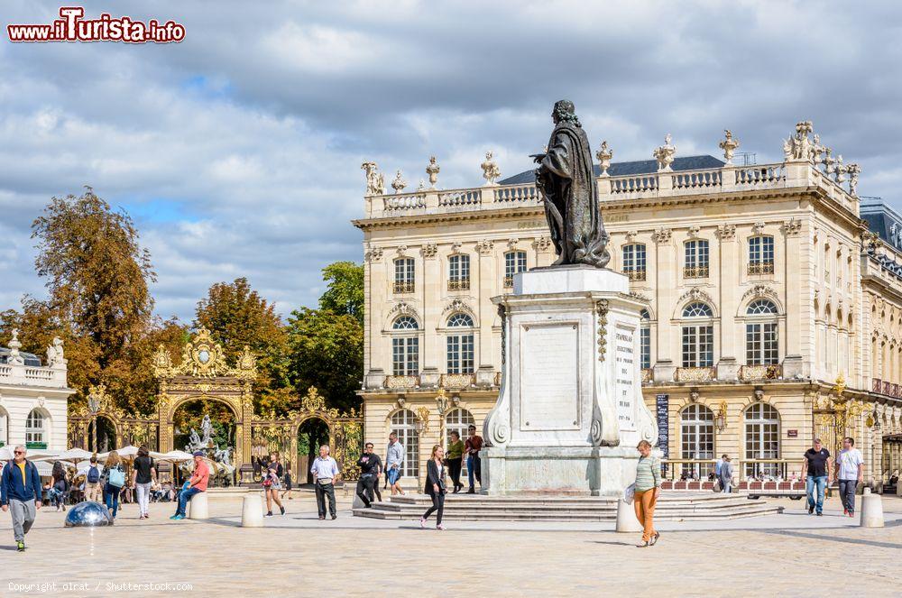 Immagine Nancy (Francia): piazza Stanislao con la statua a Stanislas Leszczynski, re della Polonia. Sullo sfondo, l'Opera e la fontana di Anfitrite - © olrat / Shutterstock.com