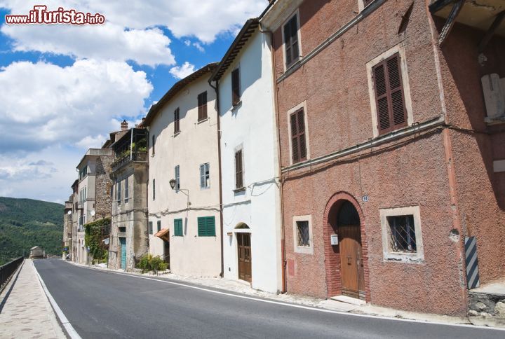 Immagine Narni, Umbria: le case colorate del centro storico - © Mi.Ti. / Shutterstock.com