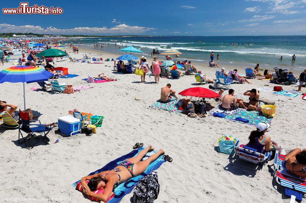 Immagine Narragansett Town Beach a Rhode Island, USA, in una giornata di sole. Gente in spiaggia su questo tratto di costa del New England che si sviluppa per 19 acri  - © Jay Yuan / Shutterstock.com