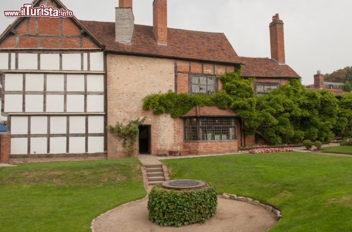 Immagine Nash's House a Stratford-upon-Avon, Inghilterra - Secondo la tradizione questa bella dimora inglese sarebbe stata l'ultima abitazione ad ospitare il poeta: da questo edificio, in cui visse anche la nipote di Shakespeare, Elizabeth Hall, con il ricco marito Thomas Nash, si può accedere a New Place dove nel 1616 il drammaturgo morì all'età di 52 anni © Peter Turner Photography / Shutterstock.com