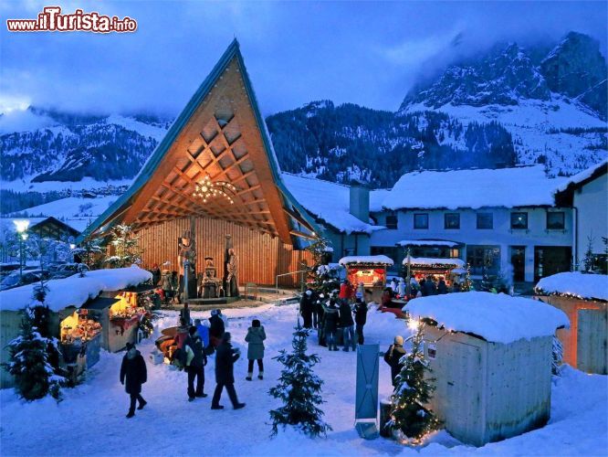 Immagine Natale a Corvara in Val Badia: i mercatini nella piazza principale della città delle Dolomiti  - © altabadia.org