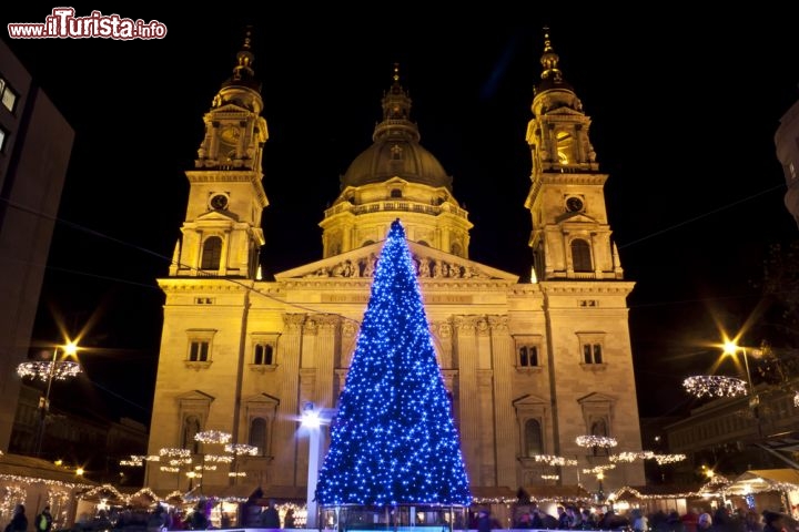 Immagine Natale a Budapest, piazza della basilica Santo Stefano - Progettata a partire dal 1850 e terminata nel 1905, Szent Istvan Bazilika ha una capienza di circa 8 mila fedeli. Luogo di culto cristiano cattolico, questo edificio religioso è in stile neorinascimentale e si presenta a croce greca con cupola all'incrocio della navata con il transetto. Nel periodo natalizio, la piazza che ospita Santo Stefano si trasforma in un suggestivo mercatino con bancarelle di prodotti tipici e decorazioni artigianali impreziosito anche da un grande albero illuminato © Klara Z / shutterstock.com