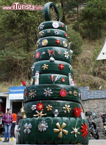 Immagine Ipiales (Colombia): un albero di Natale fatto di copertoni di automobili dipinti di verde lungo il cammino per il santuario di Las Lajas - © Angela N Perryman / Shutterstock.com