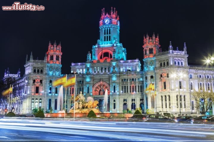 Immagine Luci natalizie a Madrid in Plaza de Cibeles - © JoseIgnacioSoto / iStockphoto LP.