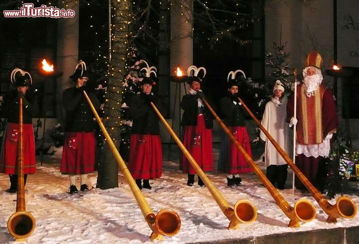 Immagine Natale a Oberammergau (Germania). Suonatori in abiti tradizionali durante una festa natalizia nel centro città - © Ammergauer Alpen/ Karl Heinz Goetz