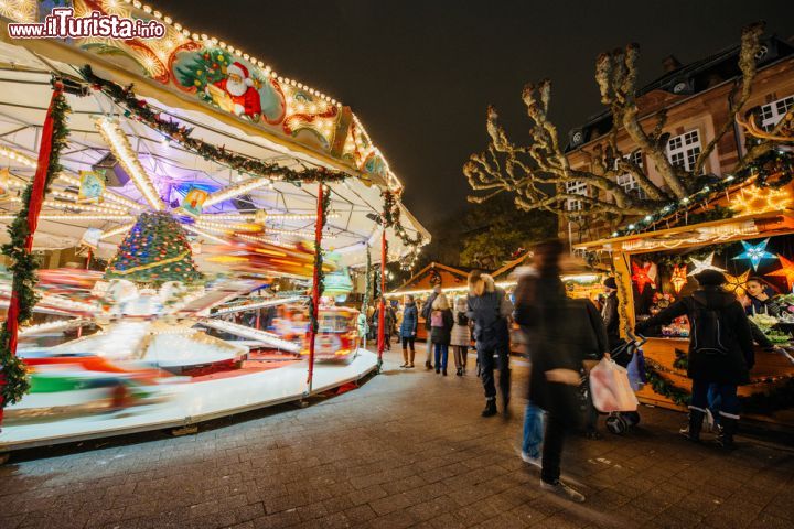 Immagine Natale a Strasburgo, una delle località più importanti in Europa per i suoi grandi mercatini natalizi: l’aspetto consueto di Strasburgo viene provvisoriamente cancellato per lasciare spazio a un mondo di fiaba, in occasione del Christkindelsmarik o, più semplicemente, del mercato di Natale. Sin dal mese di novembre le strade e le piazze indossano il vestito della festa, per dare vita di anno in anno alla ricorrenza più antica di Francia, nata nel 1570. Nel periodo del protestantesimo strasburghese, infatti, il mercato venne ideato per contrastare le tradizioni cattoliche legate al culto dei santi e sostituire il mercato di San Nicola. - © Hadrian / Shutterstock.com