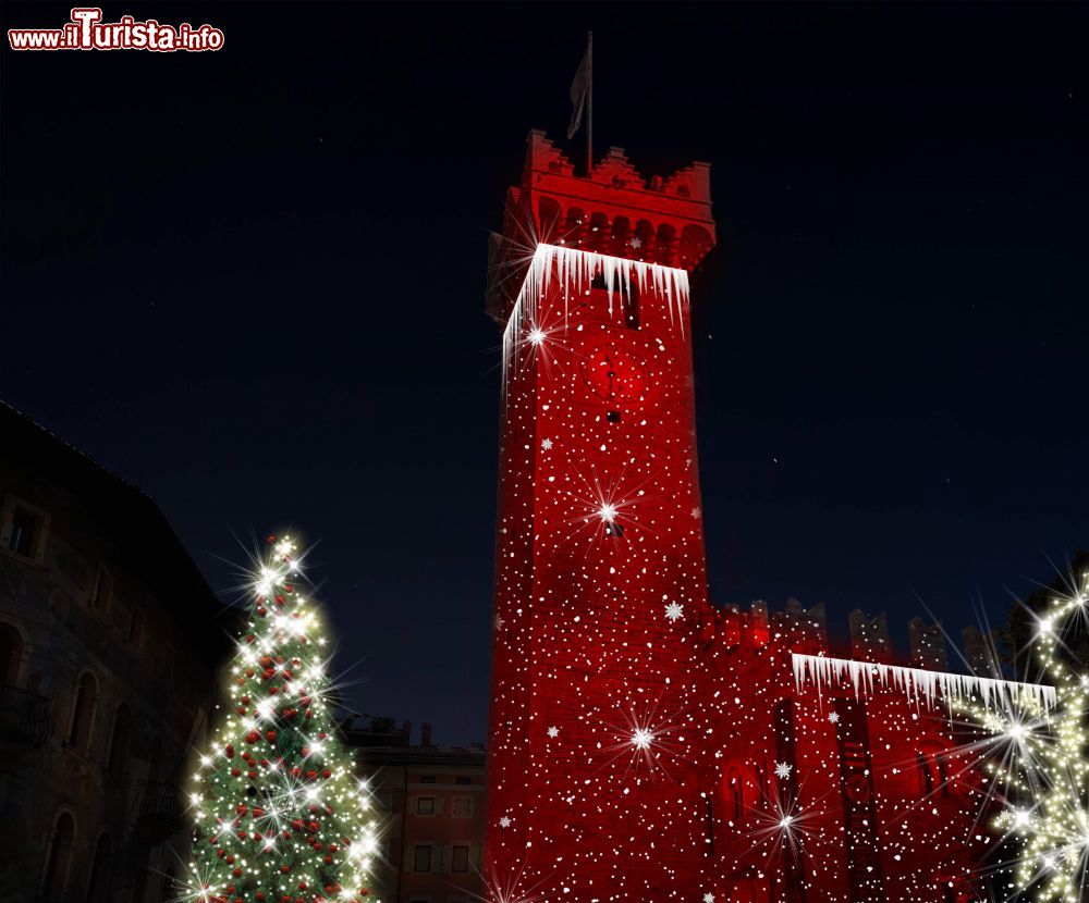 Immagine Il rendering della Torre Civica sulla Piazza del Duomo di Trento illuminata a festa per il Natale.