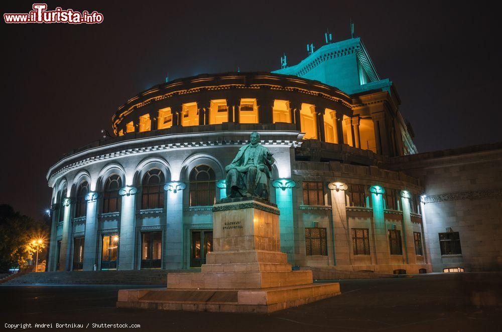Immagine Il National Academic Theatre of Opera and Ballet di Yerevan fotografato di notte, Armenia - © Andrei Bortnikau / Shutterstock.com