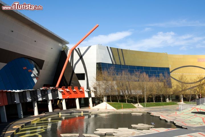 Immagine National Museum di Canberra, Australia - In questa sede culturale e artistica vi sono moltissime opere d'arte le cui correnti, diversificate per periodi e fasce d'età, rappresentano quanto di più prolifico artisticamente ci sia in Australia. La sede è oggetto di importanti esposizioni, spesso anche temporanee, le cui opere vengono prestate da musei provenienti da ogni parte del mondo - © Phillip Minnis / Shutterstock.com