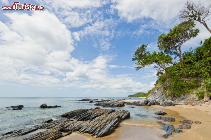 Immagine Natura tropicale a Koh Lanta, Thailandia - Cielo azzurro terso, vegetazione dalle tonalità verde smeraldo, sabbia bianca e scogli color antracite regalano un suggestivo scorcio di questa Thailandia segreta © Mart Koppel / Shutterstock.com