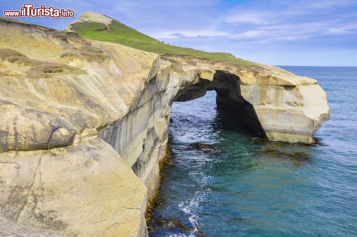 Immagine Arco naturale in roccia a Tunnel Beach, Dunedin, Nuova Zelanda. Questa suggestiva spiaggia ha scogliere in arenaria scavate nel mare, archi di roccia e grotte - © Noradoa / Shutterstock.com