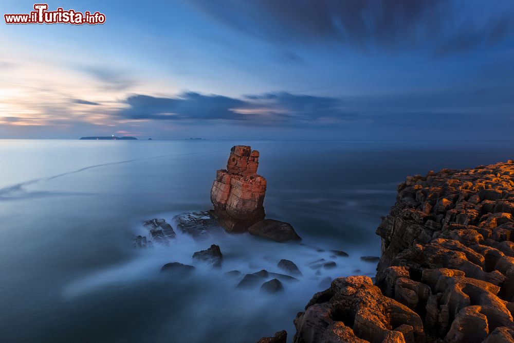 Immagine Nau dos Corvos a Cape Carvoeiro nei pressi di Peniche, Portogallo. Una suggestiva immagine scattata durante le ore del tramonto.