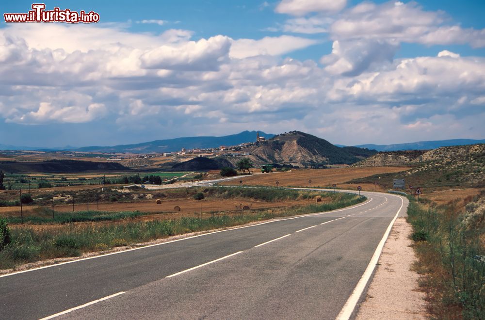 Immagine Navarra (Spagna): paesaggio estivo nei pressi della città di Estella.