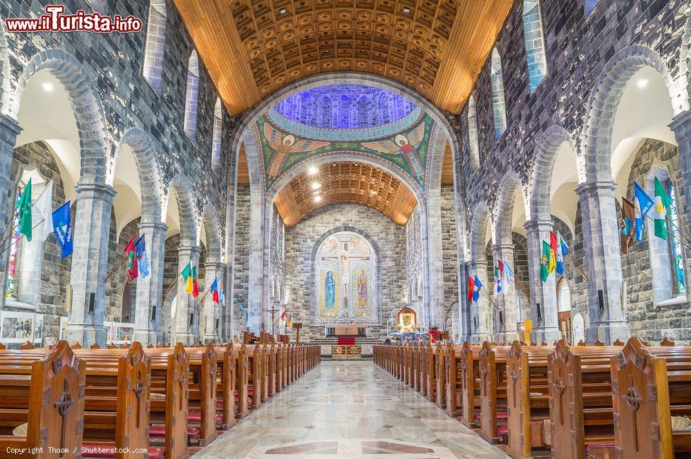 Immagine Navata centrale della cattedrale di Nostra Signora Assunta in Cielo e San Nicola a Galway, Irlanda. A impreziosire la costruzione in pietra calcarea grigia sono le vetrate colorate e il soffitto in legno - © Thoom / Shutterstock.com