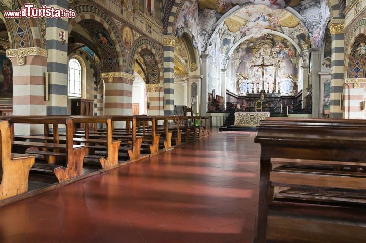 Immagine La navata centrale della cattedrale di Bobbio, Piacenza, Emilia Romagna. Di grande prestigio sono gli affreschi e le decorazioni a fascia dei capitelli.