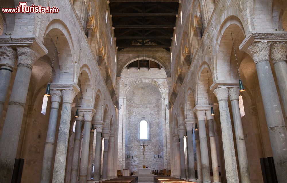 Immagine La navata centrale della cattedrale di Trani, Puglia. E' caratterizzata da capriate a vista.