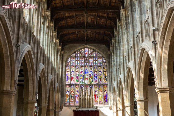 Immagine Navata centrale della Holy Trinity Church a Stratford-upon-Avon, Inghilterra -  La bella vetrata decorata che illumina la navata centrale della chiesa © Victor Maschek / Shutterstock.com