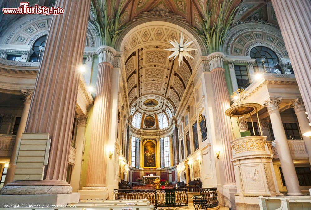 Immagine Navata della chiesa luterana di San Nicola a Lipsia con decorazioni e altare (Germania) - © A G Baxter / Shutterstock.com