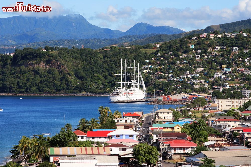 Immagine Una nave da crociera in arrivo nella città caraibica di Roseau, isola di Dominica. Situata nella Parrocchia di Saint George, Roseau si affaccia sulla costa orientale dell'isola. A farle da cornice ci sono splendide montagne verdeggianti.